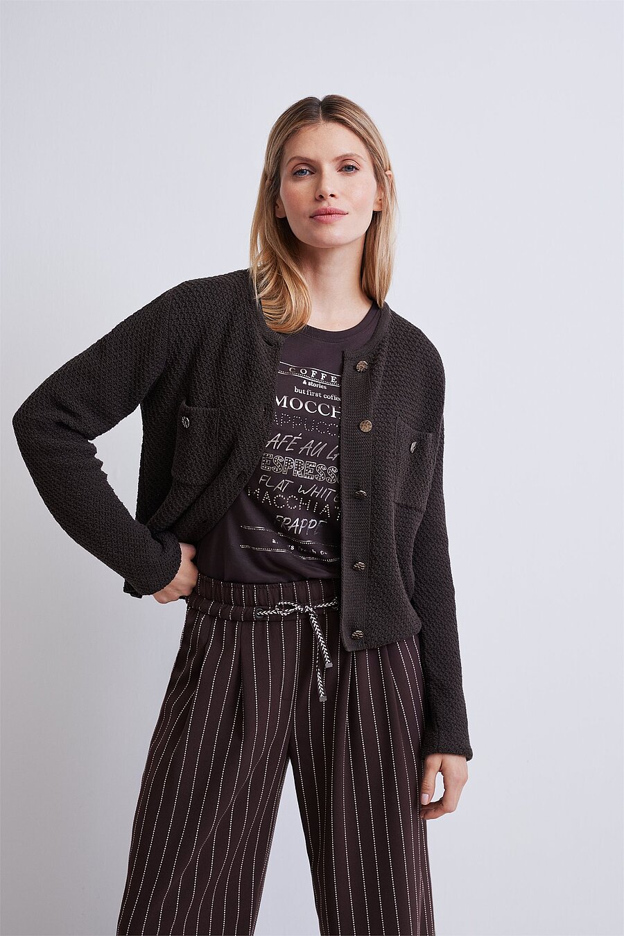 Look 1: schwarze Strickjacke zur Nadelstreifenhose