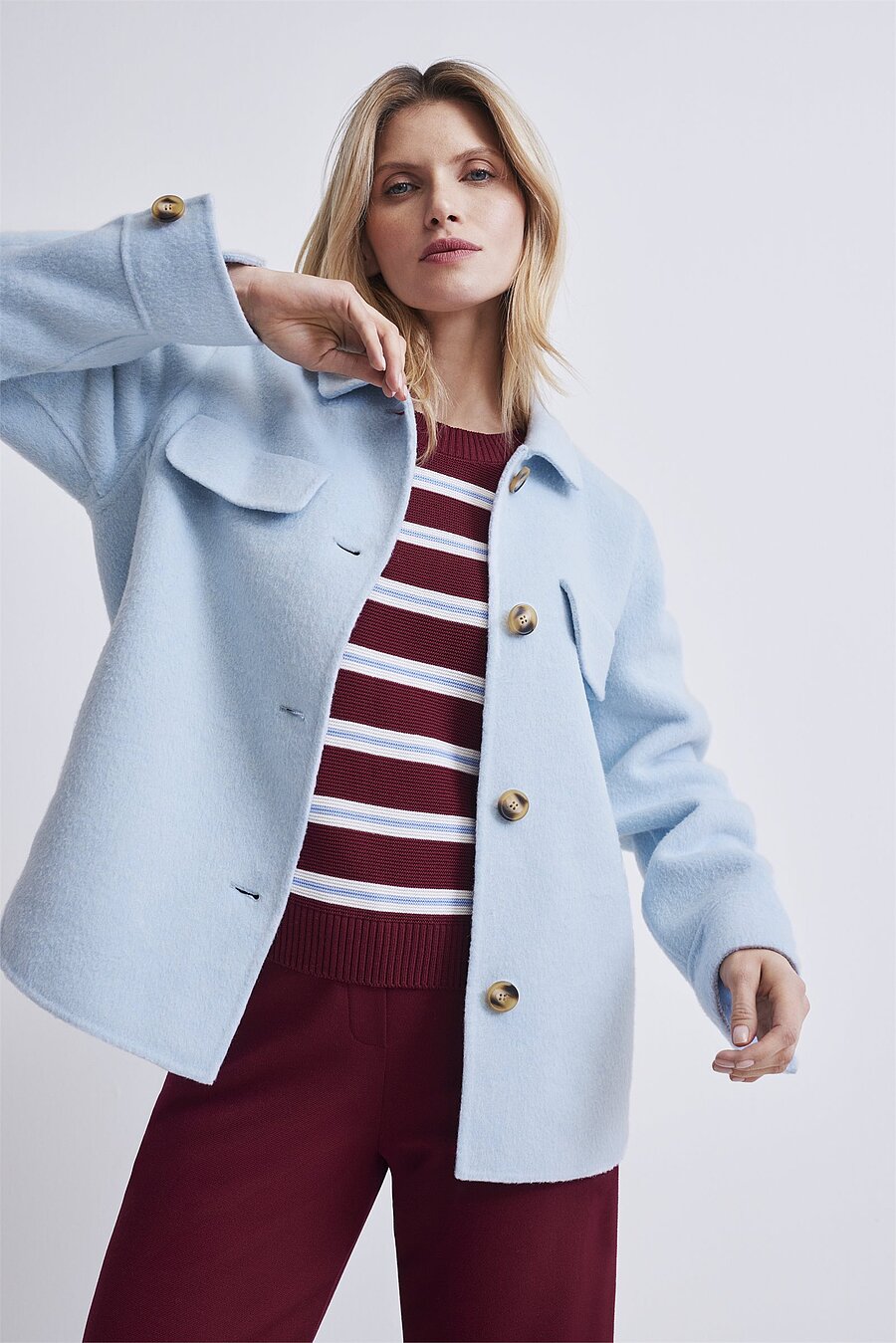 Look 2: hellblaue Jacke mit gestreiftem Shirt